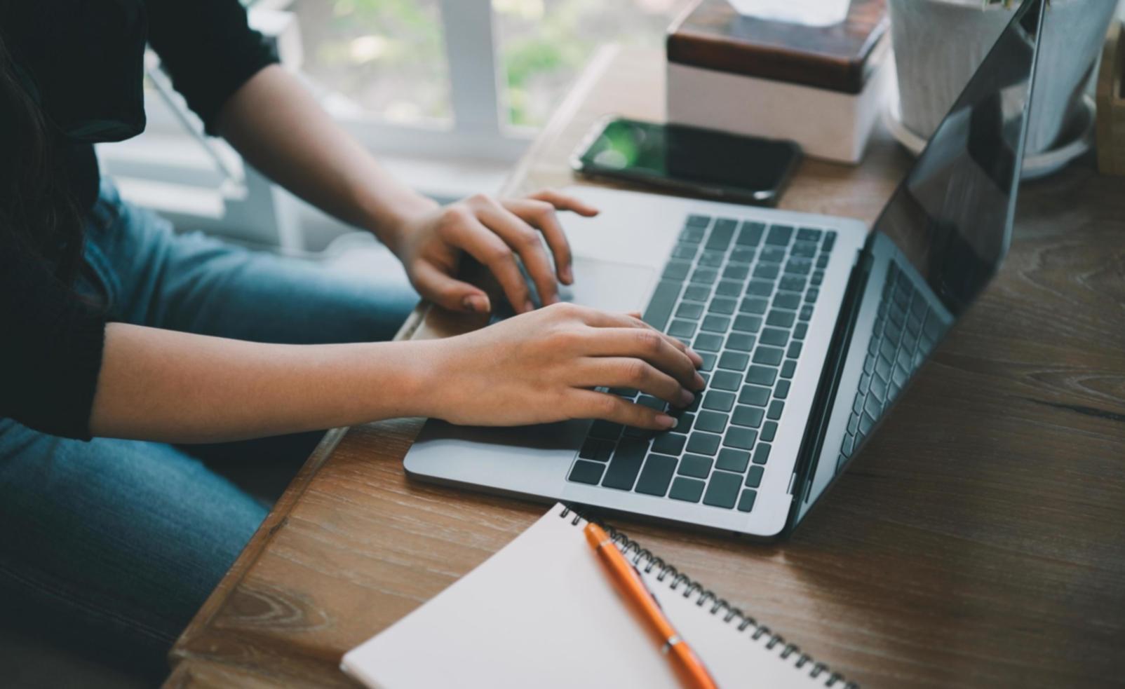 Session de formation en finance avec analyse de données sur écran