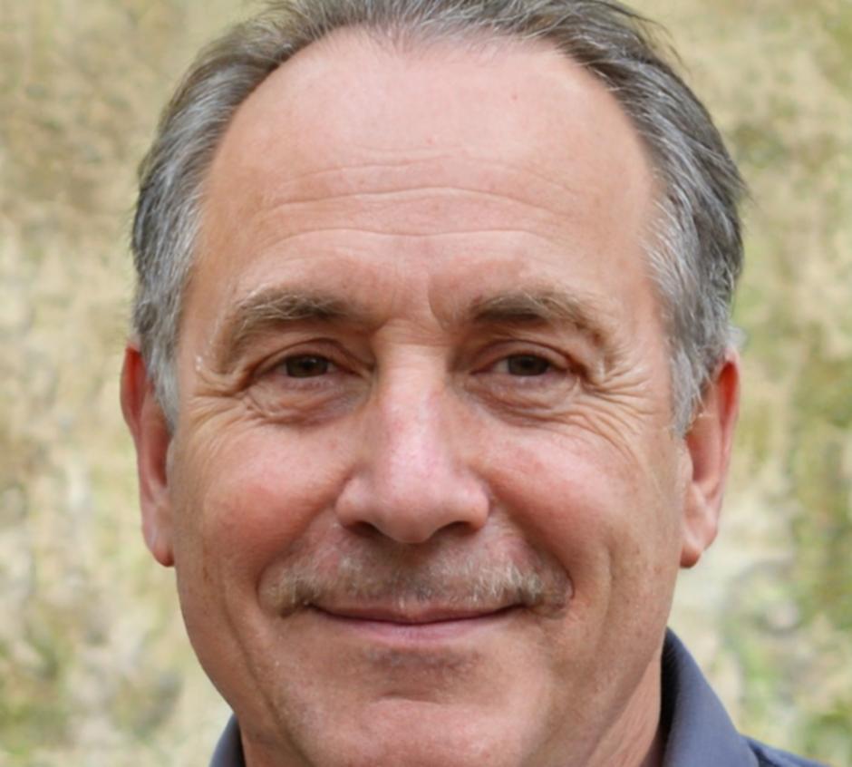 Formateur analysant des stratégies d'investissement personnalisées